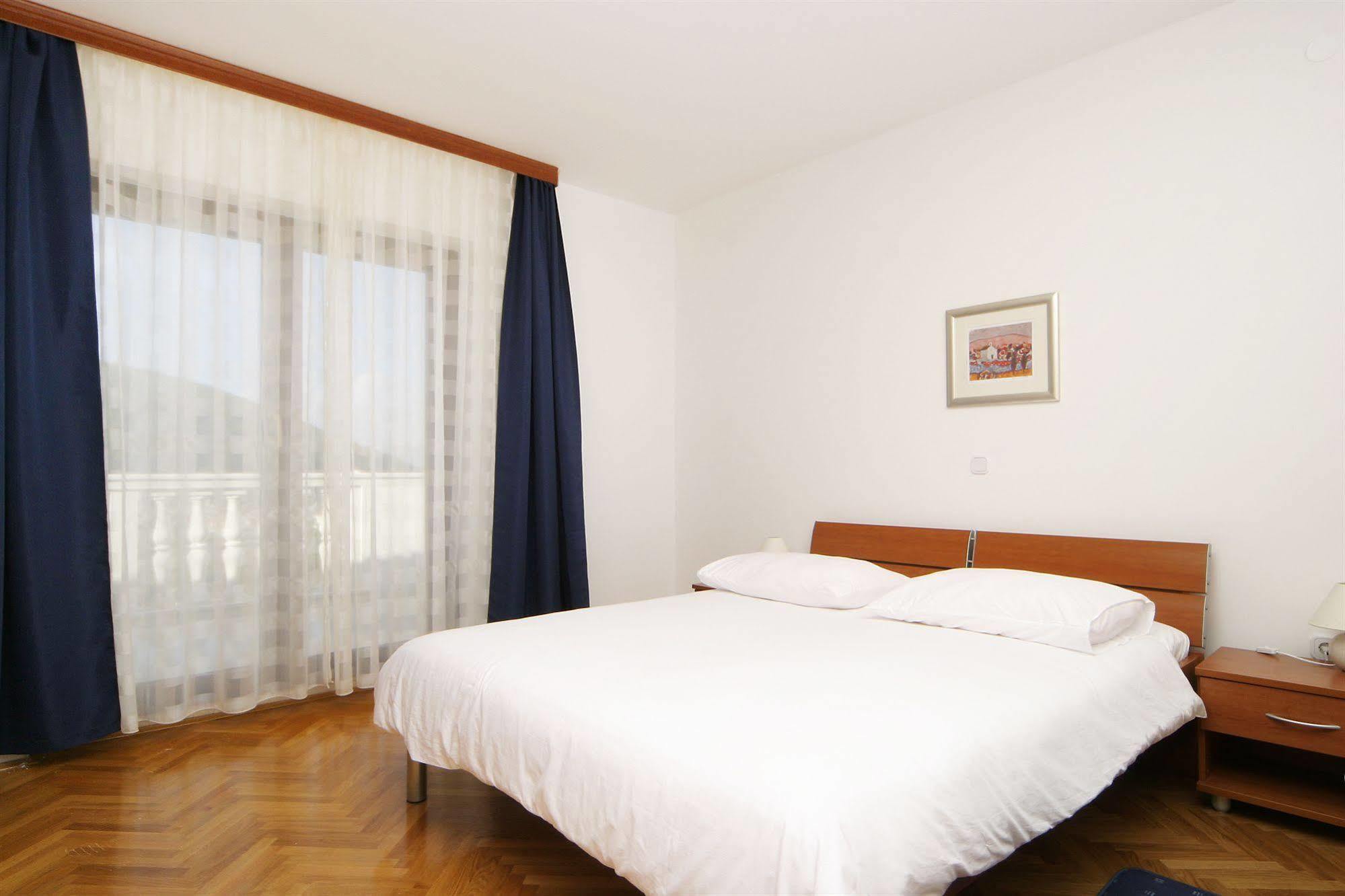 Apartments Pucisca Exterior photo