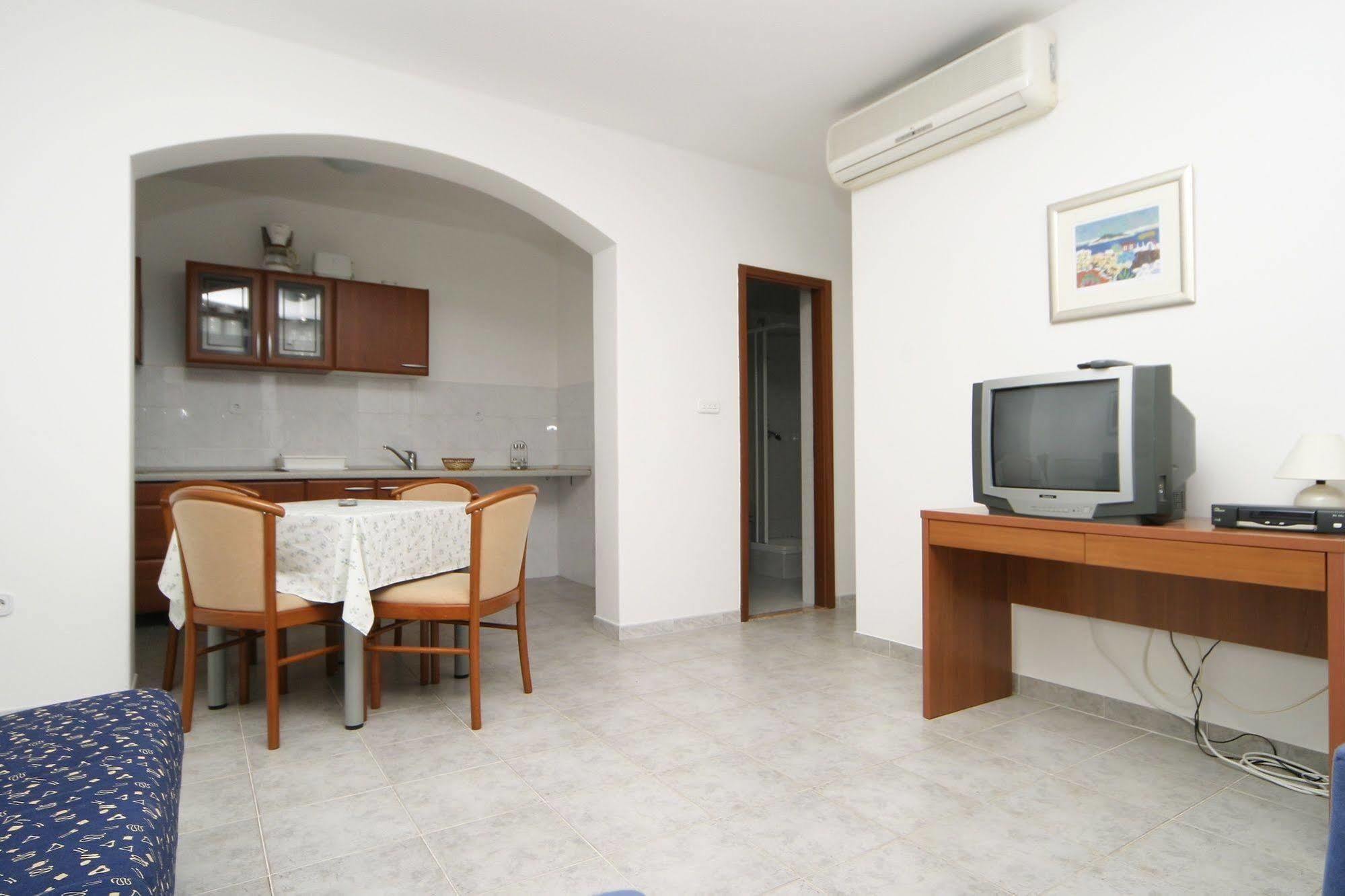 Apartments Pucisca Exterior photo